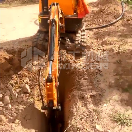 10型耀世娱乐挖掘机操作简单，挖沟挖槽不是事